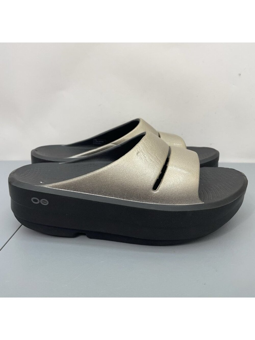 OOFOS OOmega OOahh Luxe Platform Recovery Slides Sandals Metallic Gray Womens 9